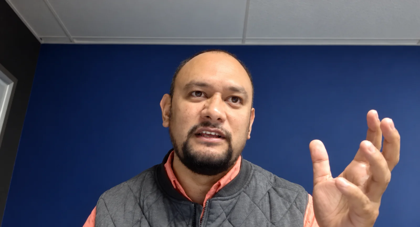 Rob gesturing with one hand during the coaching sales call.